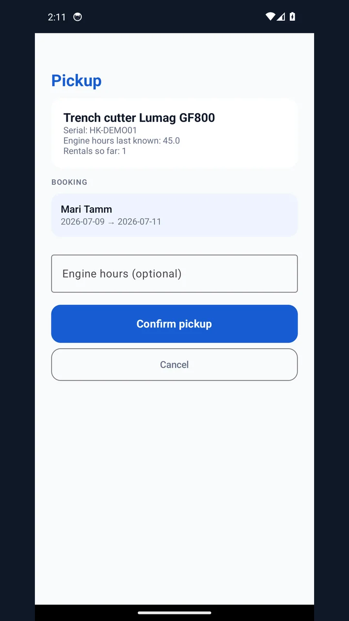 Tela de entrega mostrando uma máquina com número de série e horas do motor, a reserva do cliente correspondente e o botão Confirmar entrega